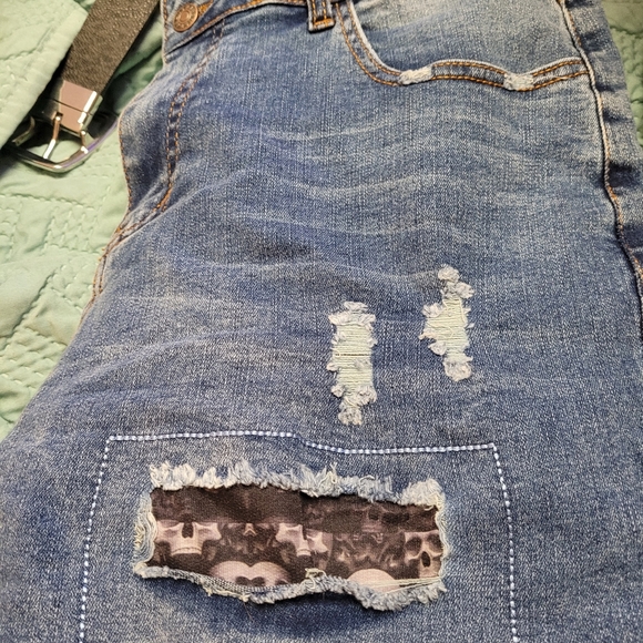 Women's size 12 ripped jeans with skulls - Picture 4 of 4